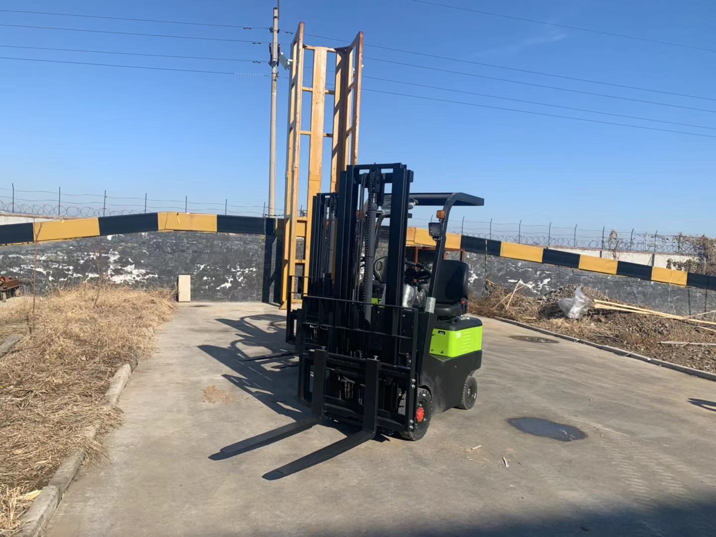 Electric Forklift 750 - Image 3