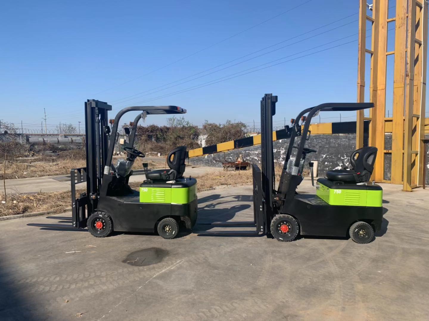 Electric Forklift 750 - Image 2